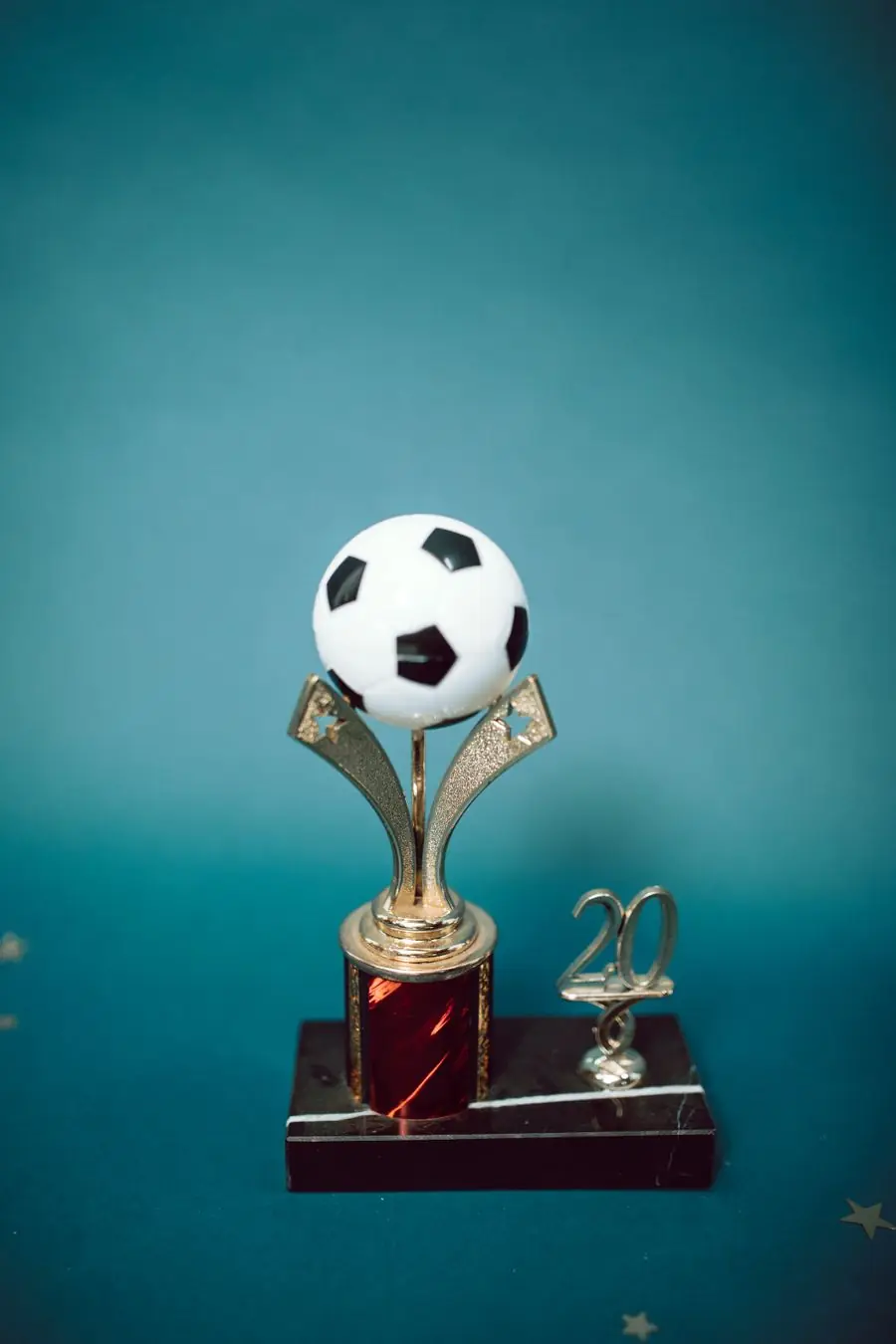Trofi emas di atas latar gelap — ilustrasi artikel turnamen slot weekend Ahha4d